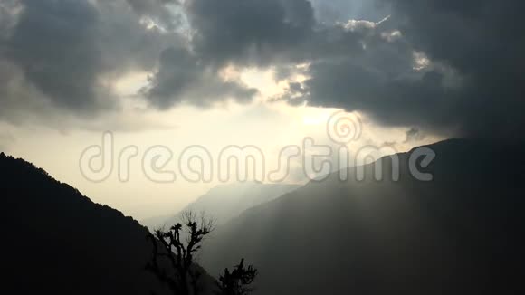 喜马拉雅山脉山区山谷上空的云视频的预览图