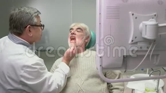 看牙医的老人视频的预览图