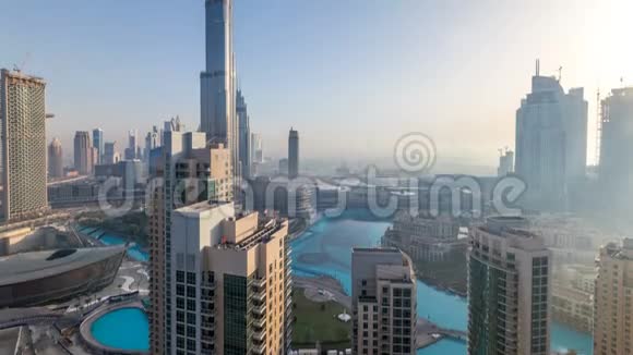 迪拜市区的雾状早晨视频的预览图