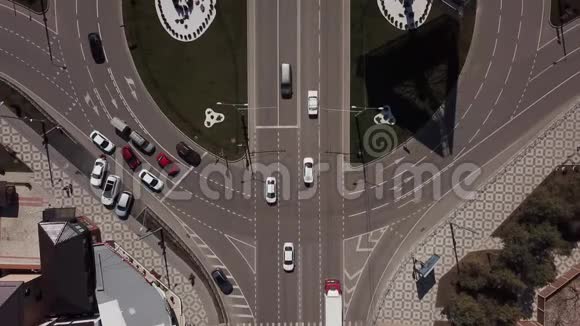 空中景观城市道路交通堵塞的自上而下的景观视频的预览图