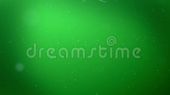 美丽的3d雪花在绿色背景下在夜间缓慢地漂浮在空气中作为圣诞动画使用新年视频的预览图