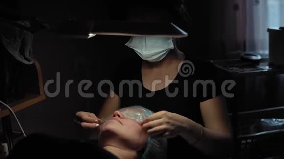 女人在卷曲和角蛋白睫毛提升程序视频的预览图