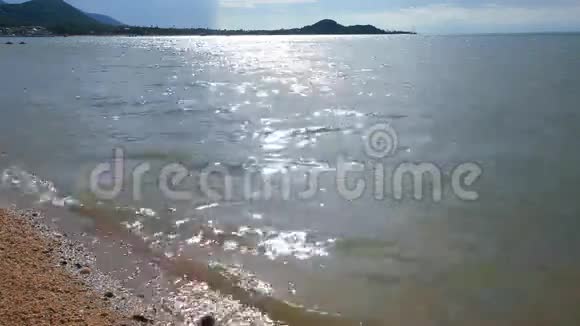 年轻女子走在夏天的海滩上苏梅岛视频的预览图