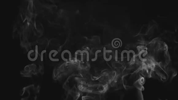 现实的抽象烟雾蒸气效应白色烟雾在黑色背景上缓慢运动漂浮的雾云视频的预览图