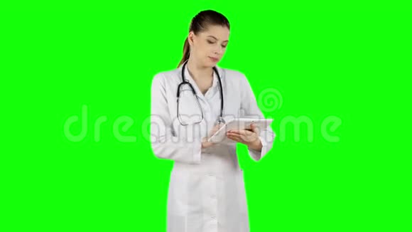 带笔记本的医生绿色屏幕视频的预览图