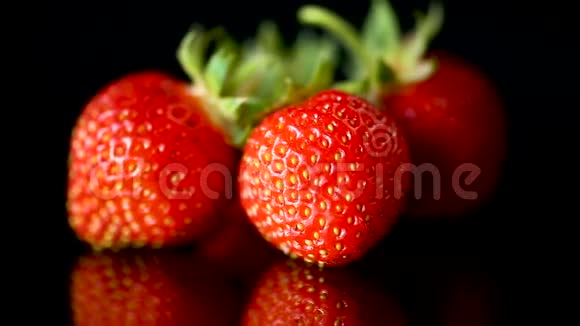 黑色背景的成熟红草莓视频的预览图