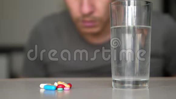 在家里吃药的人是生病的慢动作视频保健和医学概念疾病男性的生活方式视频的预览图