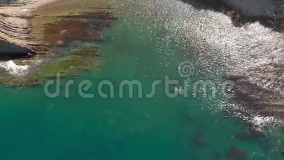 在海边的岩石海岸空中射击视频的预览图