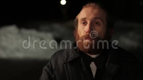 穿着西装戴着领结的留着胡子的人在冬天夜晚视频的预览图