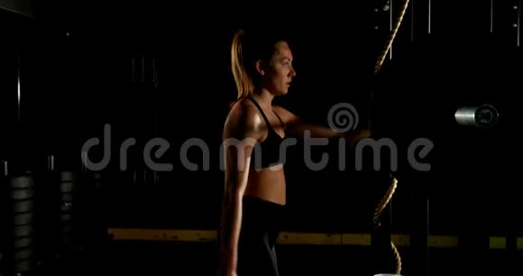 健身室4k健身的女运动员视频的预览图