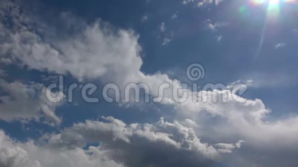 蓝天中的云移视频的预览图