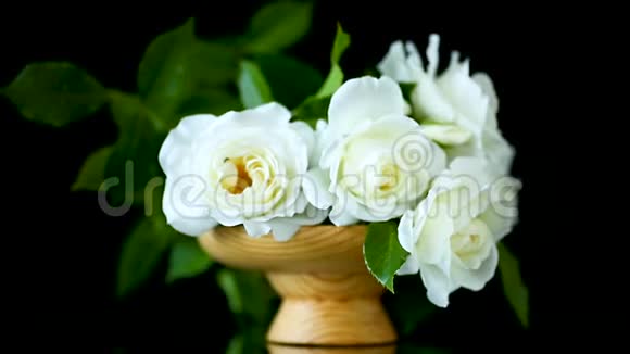 花瓶里放着一束美丽的白玫瑰视频的预览图
