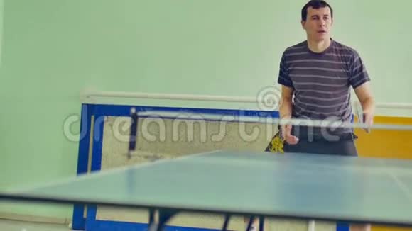 运动员乒乓球慢动作视频反手拍视频的预览图