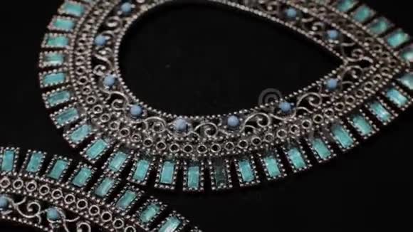 黑色旋转支架上漂亮的女性耳环高级珠宝宏观的视频的预览图
