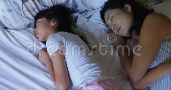 母女俩睡在4k的卧室里视频的预览图