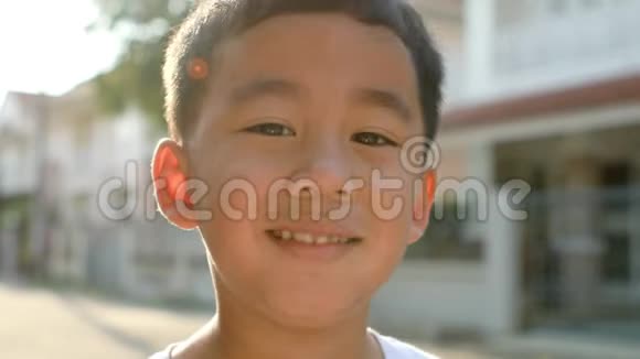 亚洲儿童幸福情感的桃乐丝笑脸视频的预览图