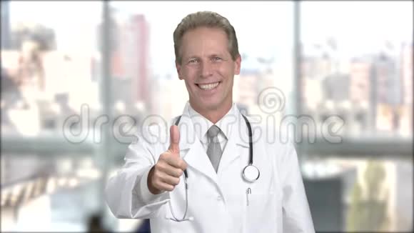 英俊的医生竖起大拇指视频的预览图