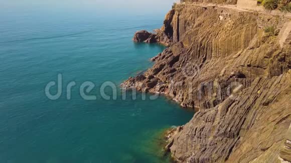 利古里亚的CinqueTeria空中无人机射击视频的预览图