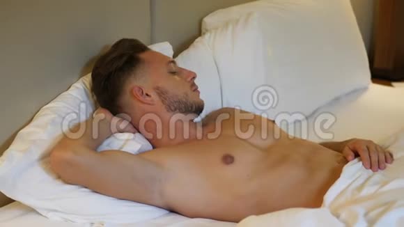 一个男人独自躺在床上视频的预览图