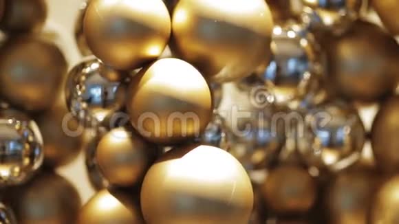 金色圣诞装饰或珠子花环视频的预览图