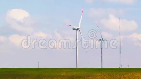 风力涡轮机是蓝天白云下最清洁最可再生的能源之一视频的预览图