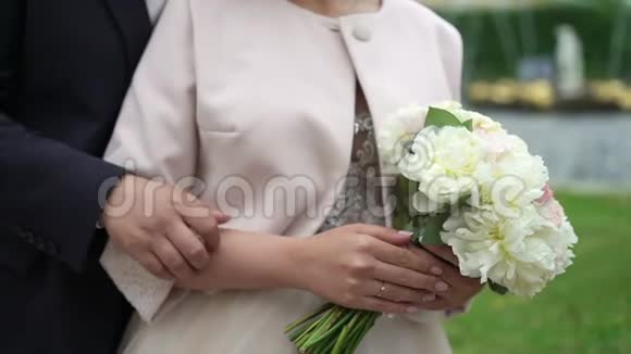 可爱的夫妻新娘新郎牵手视频的预览图