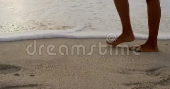 在海滩上行走的低段妇女视频的预览图