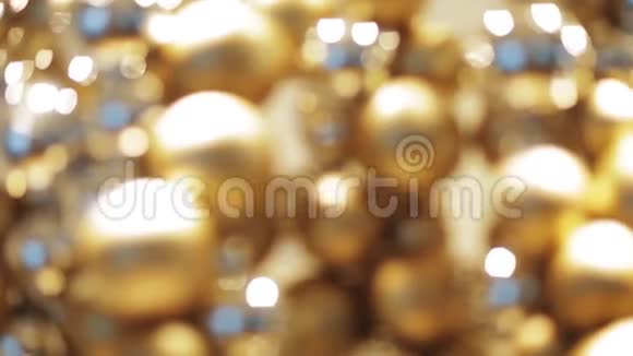 金色圣诞装饰或珠子花环视频的预览图