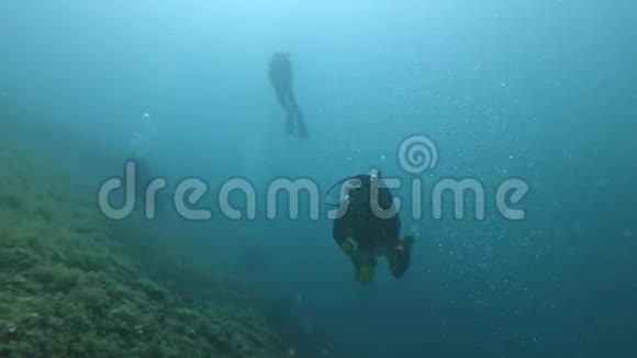 潜水员在海底游泳视频的预览图