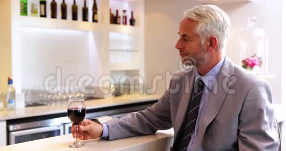 商人喝着一杯红酒视频的预览图