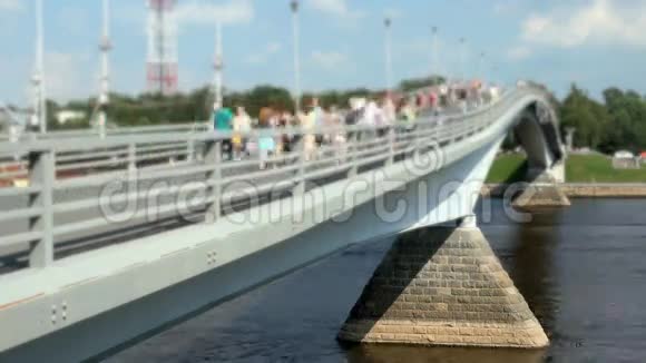 行人在人行桥上行走夏季视频的预览图