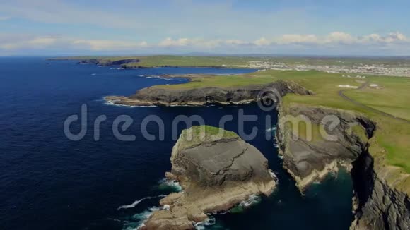 在爱尔兰大西洋海岸的基利基悬崖上空飞行视频的预览图