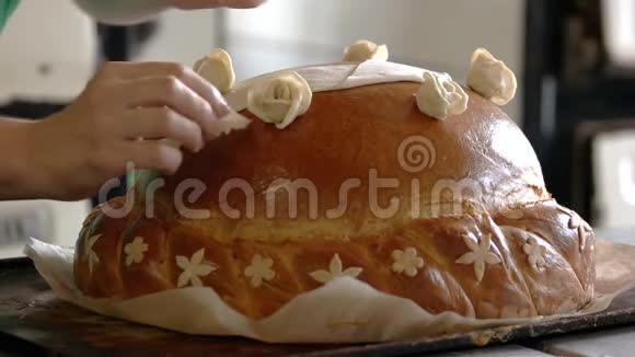 面包店的婚礼面包装饰视频的预览图