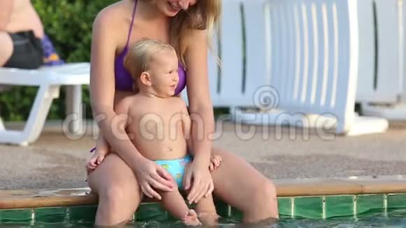 妈妈和女儿在游泳池玩耍视频的预览图