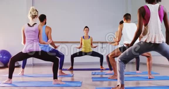 上瑜伽课的老师视频的预览图