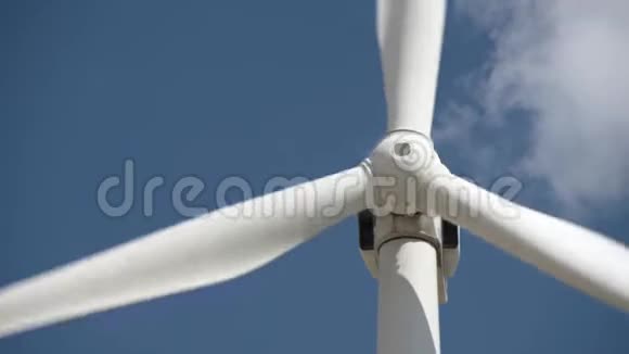 多云天气背景下的风力发电机视频的预览图