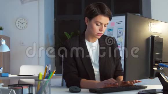 女商人在夜间办公室工作电脑视频的预览图