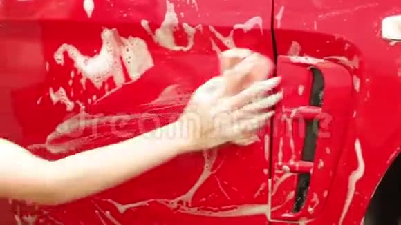 小女孩洗了一辆红色的车视频的预览图