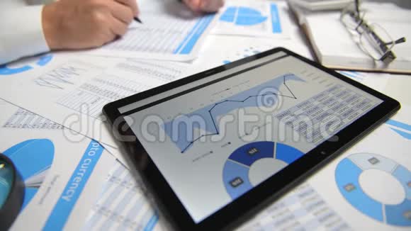商人工作和计算阅读和写报告办公室员工桌子特写商业财务会计视频的预览图