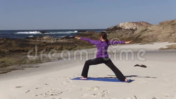 海滩上的瑜伽视频的预览图