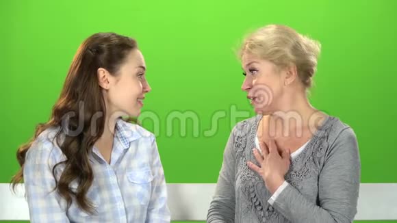 女儿和妈妈在谈论各种话题绿色屏幕视频的预览图