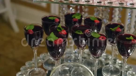 五颜六色的热带水果婚礼自助餐视频的预览图