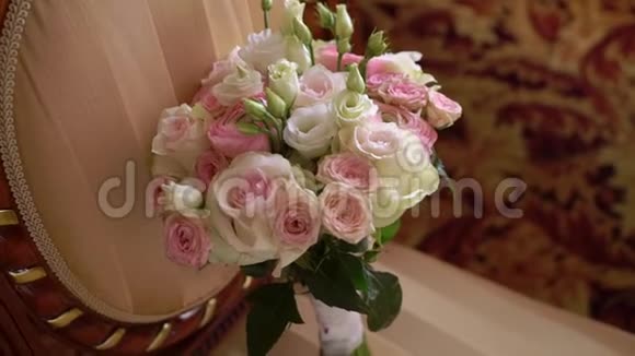 白色和粉红色玫瑰的新娘花束视频的预览图