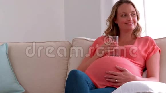 孕妇饮水视频的预览图
