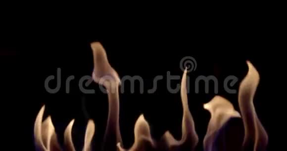 黑色背景上隔离的火焰视频的预览图