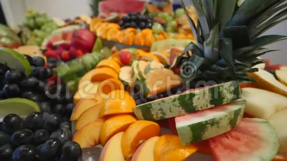 缤纷热带水果婚礼自助餐视频的预览图