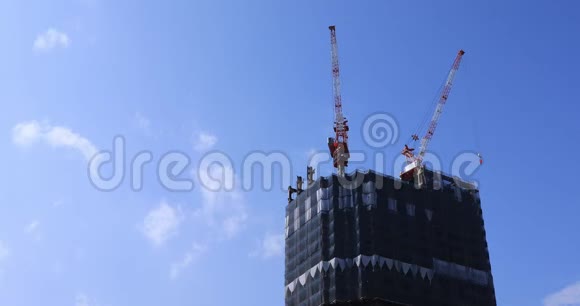 东京蓝天后面正在施工的起重机视频的预览图