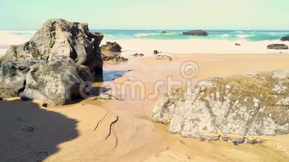 葡萄牙海岸阿德拉加海滩大西洋海岸线岩石视频的预览图