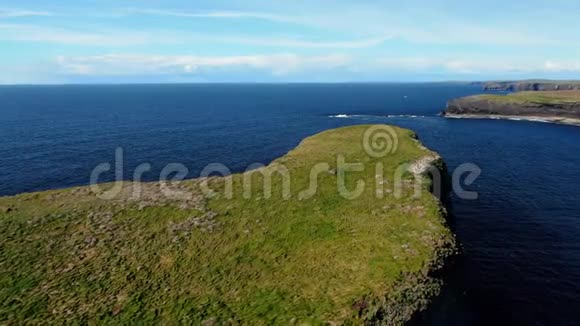 爱尔兰西海岸的蓝色大西洋视频的预览图