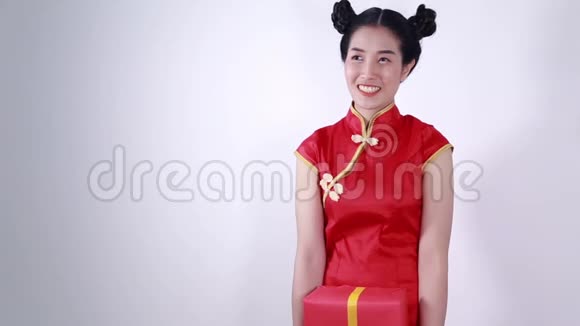 怀着中国新年快乐理念手捧红色礼盒的女人视频的预览图